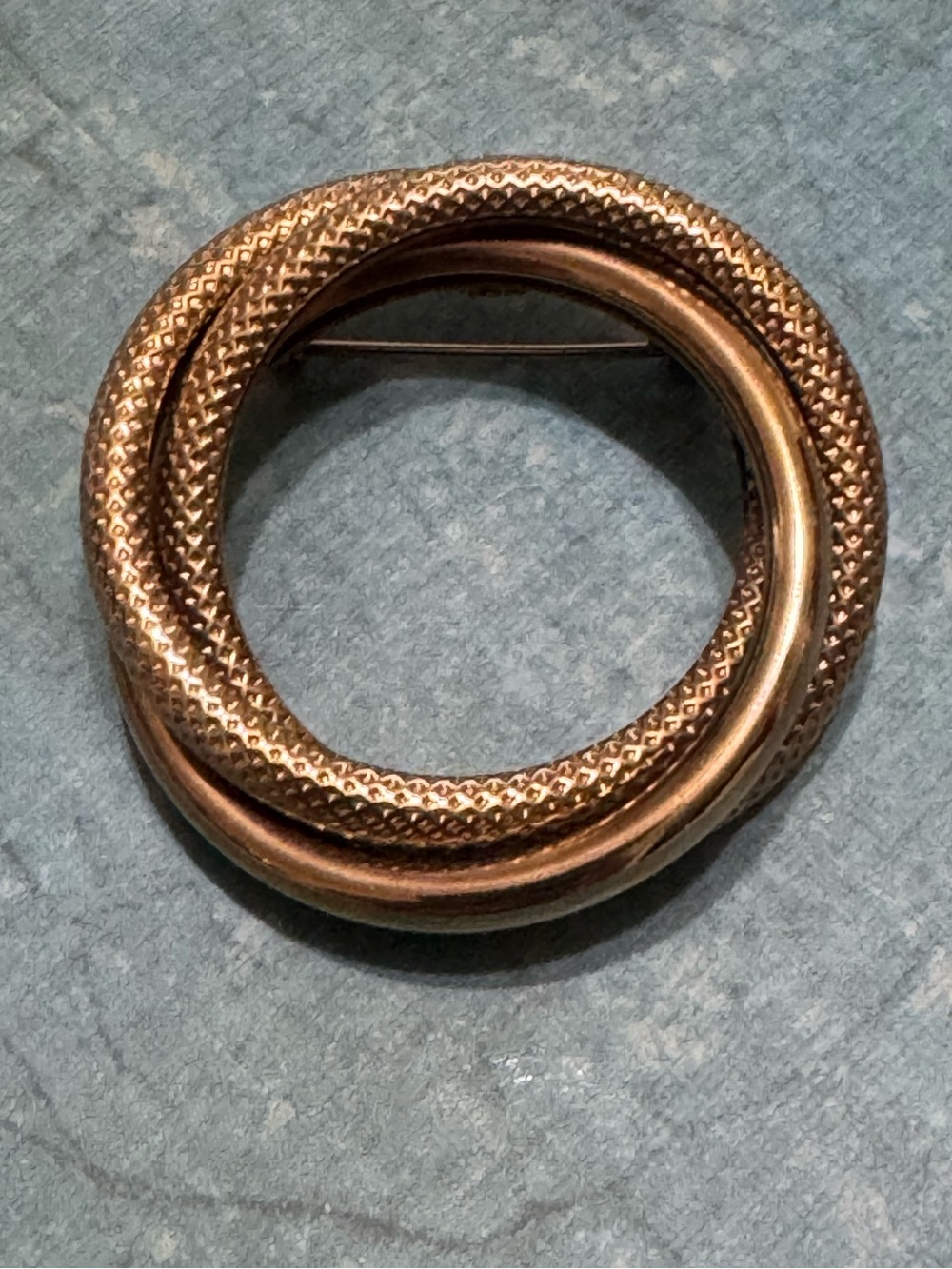 GOLD TONE CIRCLES BROOCH